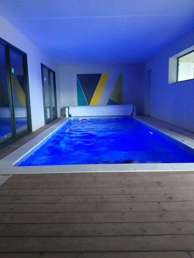 Piscine intérieure privée chauffée toute l'année à 29 Quiévrecourt Esterno foto