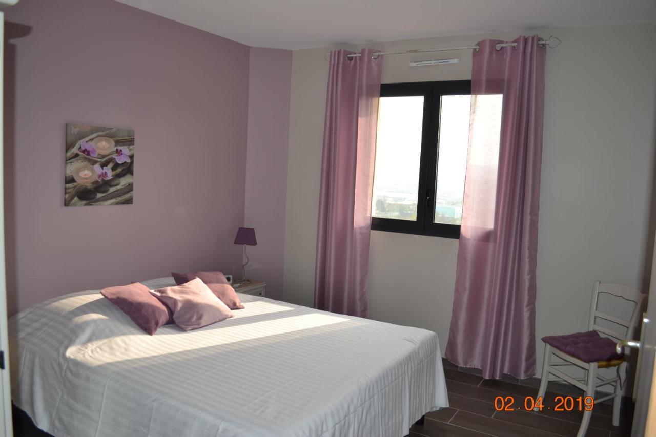 Piscine intérieure privée chauffée toute l'année à 29 Quiévrecourt Esterno foto